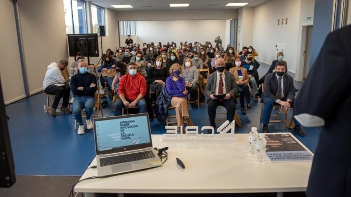 El consejero de Educación, Cultura, Deporte y Juventud, Pedro Uruñuela, han participado esta tarde en el acto de inauguración de las Jornadas de Innovación en la Escuela Rural, que entre hoy y mañana se desarrollan en Navarrete