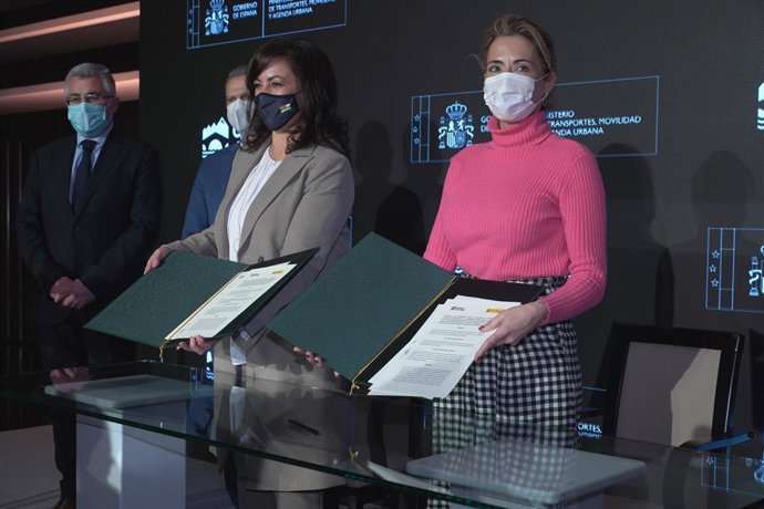 La ministra de Transportes, Movilidad y Agenda Urbana, Raquel Sánchez, y la presidenta del Gobierno de La Rioja, Concha Andreu, han firmado un protocolo para impulsar el desarrollo de suelo industrial en Alfaro y Calahorra