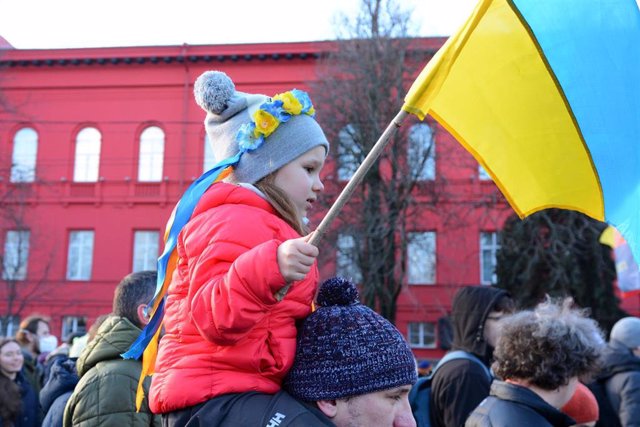 Niña ondea una bandera durante una manifestación en Kiev en el marco de las tensiones entre Ucrania y Rusia