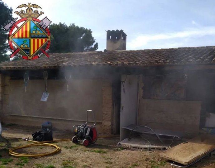 Incendio en una casa abandonada y ocupada en el Parque de Son Oms (Palma).