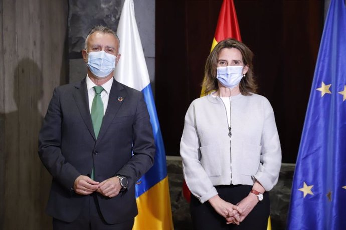 El presidente del Gobierno de Canarias, Ángel Víctor Torres, y la ministra de Transición Ecológica, Teresa Ribera, en la presentación de la Estrategia de Energía Sostenible