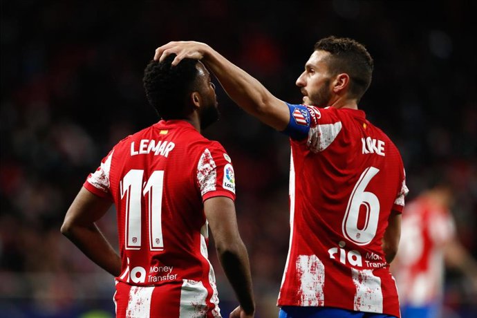 Thomas Lemar y Koke se lamentan tras una ocasión perdida del Atlético de Madrid frente al Levante