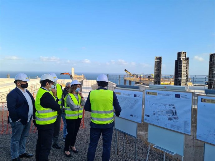 La ministra de Transición Ecológica, Teresa Ribera, en una visita a las obras de ampliación de la EDAR de Santa Cruz de Tenerife