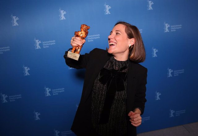 16 February 2022, Berlin: Spanish director and screenwriter Carla Simon poses during a photo call after being awarded the Golden Bear for Best Film award for the film "Alcarras" following the awards ceremony of the 72nd Berlinale Film Festival. Photo: R