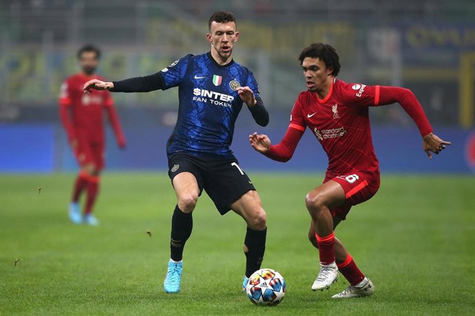 16 February 2022, Italy, Milan: Inter Milan's IIvan Perisic (L) and Liverpool's Trent Alexander-Arnold battle for the ball during the UEFA Champions League round of 16 first leg soccer match between Inter Milan and Liverpool at the San Siro Stadium. Pho