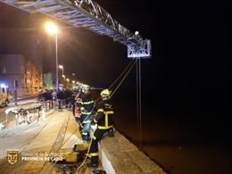 Rescate por los bomberos de un hombre precipitado en Cádiz