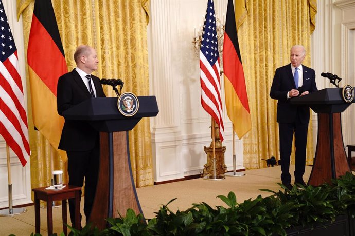 07 February 2022, US, Washington: German Chancellor Olaf Scholz (L) and US President Joe Biden speak during a press conference after their meeting at the White House. Photo: Kay Nietfeld/dpa