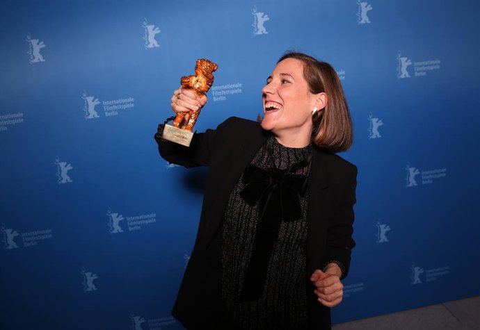 La directora Carla Simón amb el Lleó d'Or
