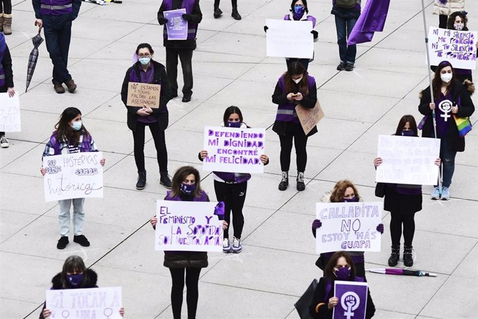 Archivo - Varias mujeres participan en una concentración feminista convocada por la Comisión 8M en la Plaza del Ayuntamiento de Santander el pasado 8 de marzo de 2021