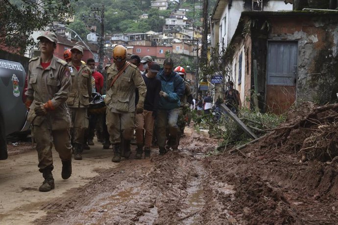 Varios trabajadores en las labores de limpieza y rescate en Petrópolis
