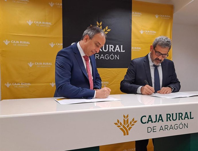 El director de zona de Caja Rural de Aragón, Basilio Rodríguez; y el presidente de AIRBE, José Luis Latre, firman un convenio de colaboración