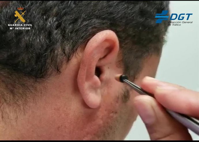 La Guardia Civil detecta a una persona copiando durante el examen del permiso de conducir