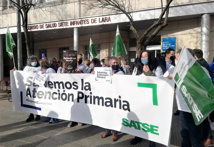 Concentración de SATSE ante el Centro de Salud 7 Infantes en Logroño