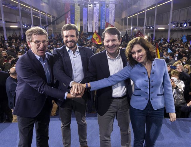 (I-D) El presidente de la Xunta de Galicia, Alberto Núñez Feijoo; el presidente del PP, Pablo Casado; el candidato del PP a la presidencia de Castilla y León, Alfonso Fernández Mañueco y la presidenta de la Comunidad de Madrid, Isabel Díaz Ayuso.