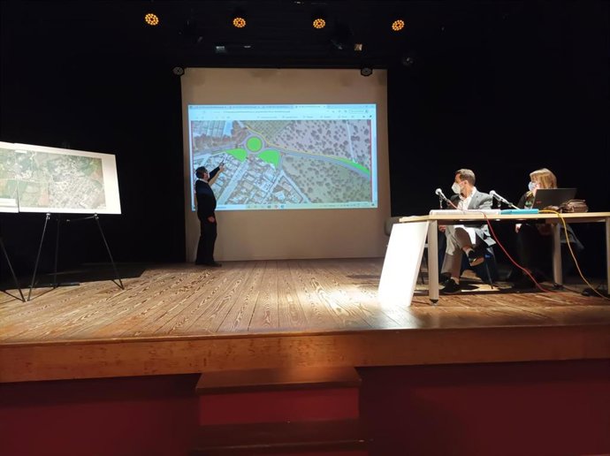 El conseller de Movilidad de Mallorca, Iván Sevillano, presenta en Bunyola el proyecto para la carretera entre Palmanyola y S'Esgleieta.