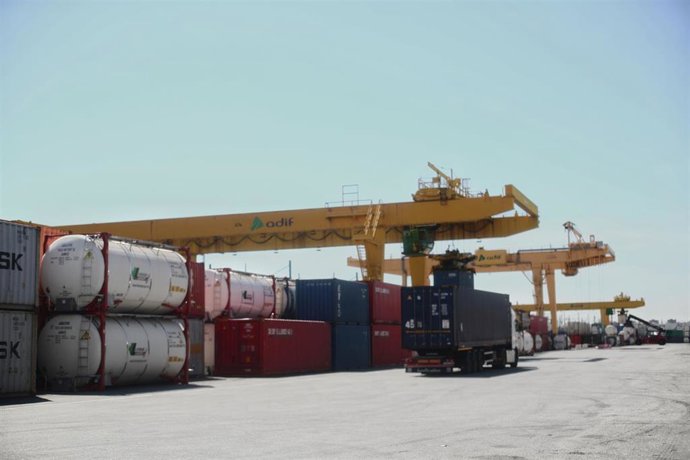 Archivo - Un camión circula por la estación de mercancías Abroñigal, a 7 de abril de 2021, en Madrid (España). E