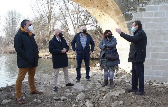 El director del Servicio de Conservación, Pablo González, el consejero de Cohesión Territorial, Bernardo Ciriza, el concejal del Ayuntamiento de Mendigorría, José Antonio Arizala, la alcaldesa de Mendigorría, Eunate López, y Pedro López.