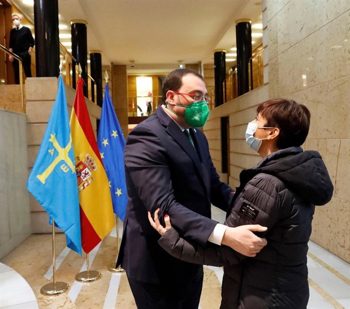 Isabel Rodríguez y Adrián Barbón.