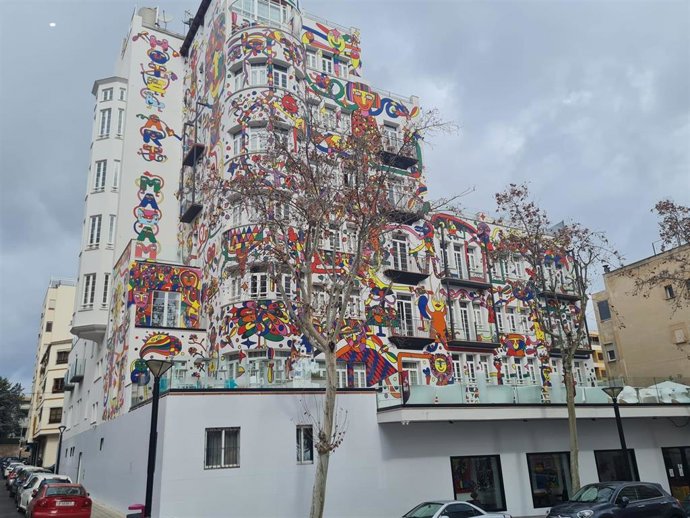 Archivo - Fachada del Hotel Artmadams, con el mural de José Luis Mesas.
