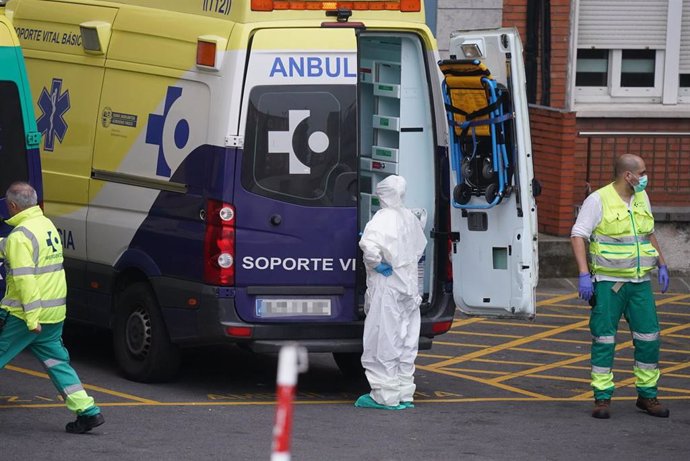 Archivo - Varios sanitarios protegidos en el Hospital Universitario Cruces, uno de los hospitales públicos vascos de referencia para infectados por coronavirus, en Bilbao/Euskadi 