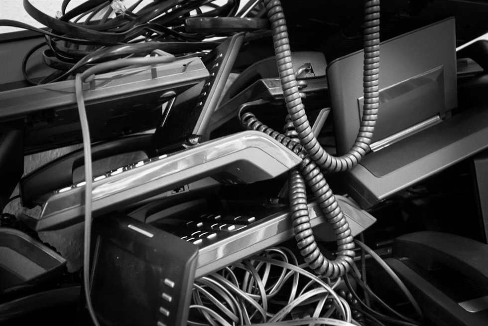 Archivo - Teléfonos desechados.