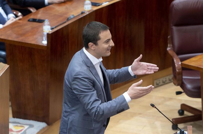 El portavoz del Grupo Parlamentario del PSOE, Juan Lobato, interviene en un pleno de la Asamblea de Madrid