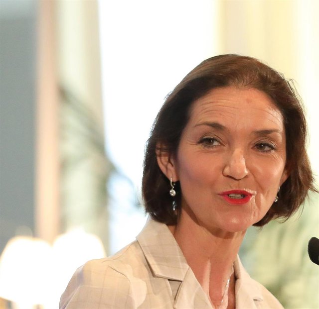 La ministra de Industria, Comercio y Turismo, Reyes Maroto, interviene en un desayuno organizado por Nueva Economía Fórum, en el Hotel Mandarin Oriental Ritz, a 17 de febrero de 2022, en Madrid (España).