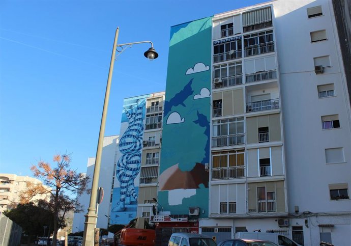 Estepona amplía la Ruta de los Murales Artísticos con una obra que combina grafiti con elementos escultóricos del malagueño Juan Pineda que acabará próximamente