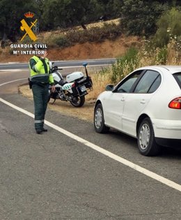 Un agente de la Guardia Civil en un control