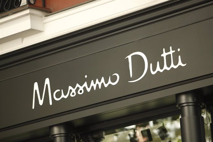 Archivo - Letrero de la marca de ropa Massimo Dutti, en la puerta de entrada de una sus tiendas.