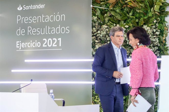 La presidenta del Grupo Santander, Ana Botín, y el consejero delegado, José Antonio Álvarez, en la presentación de los resultados de la entidad en 2021, a 2 de febrero de 2022, en Boadilla del Monte, Madrid (España).