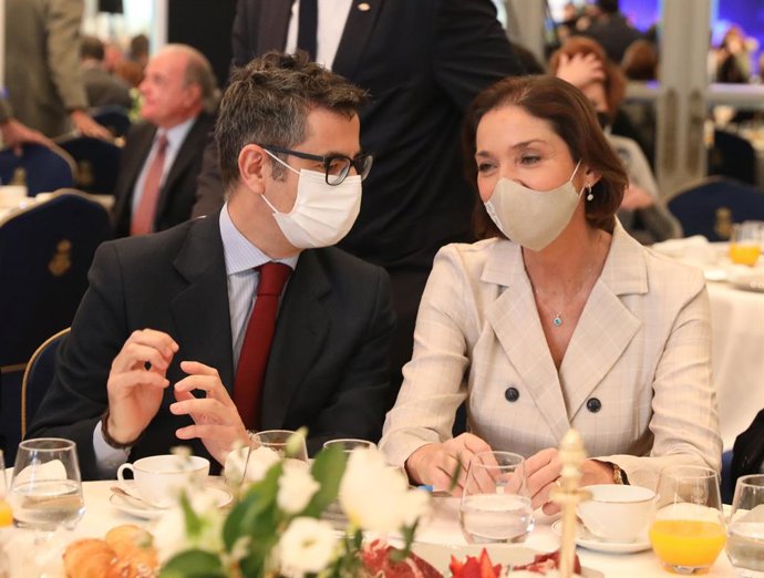 El ministro de la Presidencia, Relaciones con las Cortes y Memoria Democrática, Félix Bolaños, y la ministra de Industria, Comercio y Turismo, Reyes Maroto, conversan en un desayuno organizado por Nueva Economía Fórum, en el Hotel Mandarin Oriental Ritz