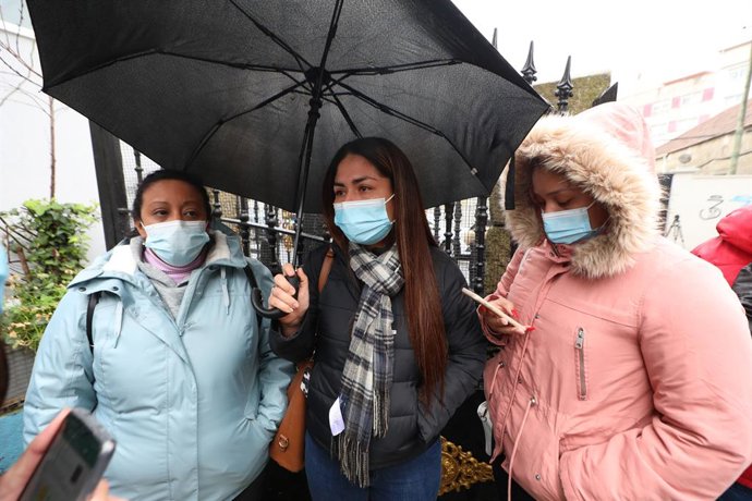 Varios familiares de la tripulación del pesquero 'Villa de Pintanxo', a su llegada a Pesquerías Nores Marín, a 16 de febrero de 2022, en Marín, Pontevedra, Galicia (España). Ambos tienen previsto reunirse hoy con el armador del pesquero  'Villa de Pinta