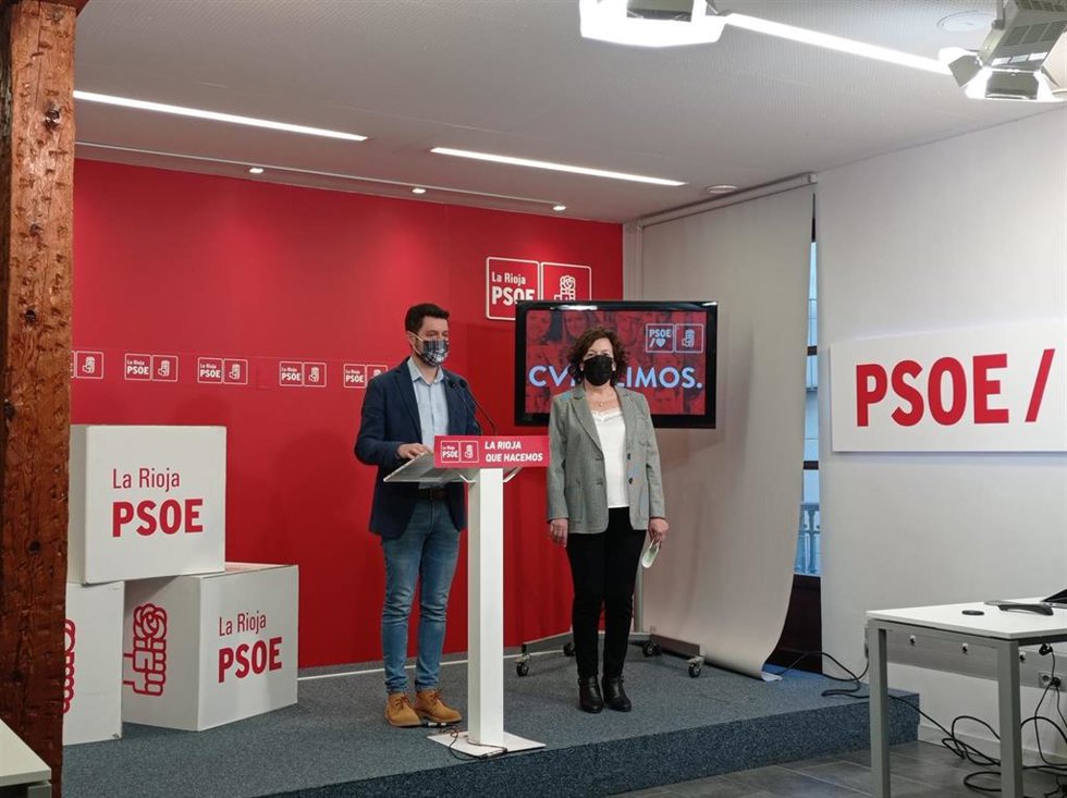 Los diputados socialistas riojanos, Raúl Díaz y Ana Santos, en la sede del PSOE