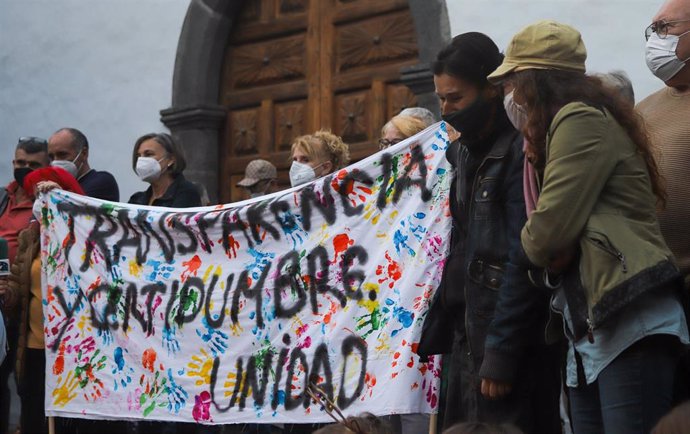 Archivo - Un grupo de personas sostiene una pancarta durante una concentración en la Plaza de España de Los Llanos de Aridane en el pasado mes de diciembre