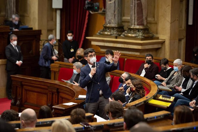 El vicepresidente y conseller de Políticas Digitales y Territorio de la Generalitat, Jordi Puigneró, interviene en un pleno en el Parlament, a 9 de febrero de 2022, en Barcelona