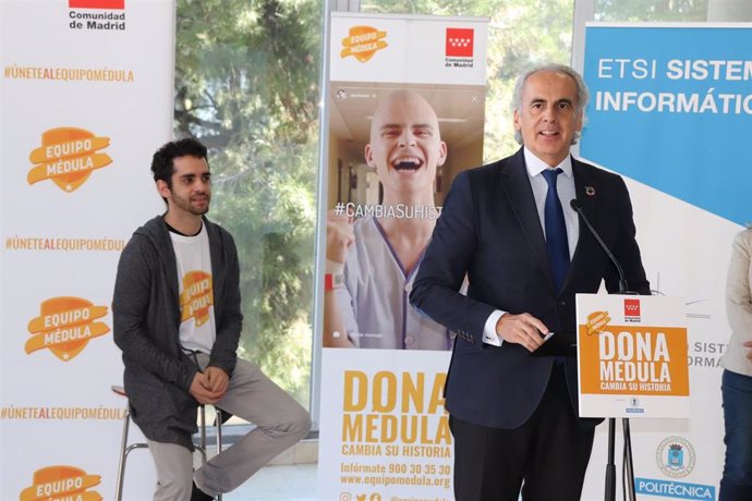 Archivo - El consejero de Sanidad, Enrique Ruiz Escudero, en el acto celebrado hoy para presentar una campaña de donación de médula ósea.
