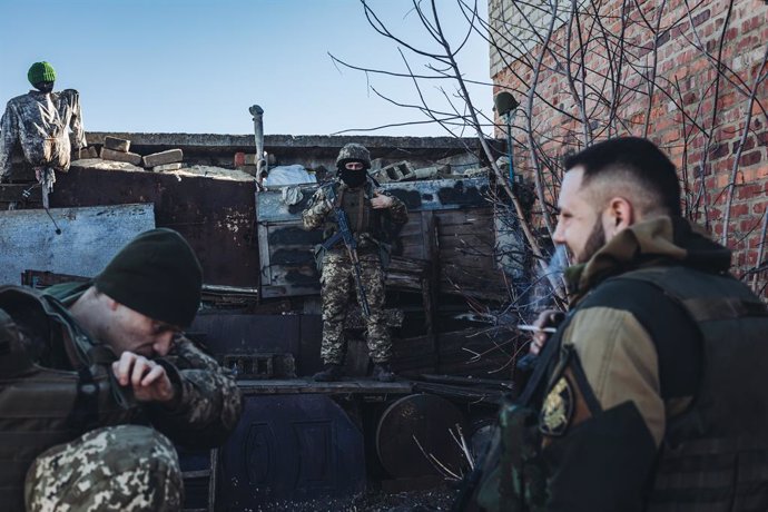 Tres soldados ucranianos en una posición de vigilancia en un pueblo cercano a la línea de contacto, a 15 de febrero de 2022, en Marinka, Oblast de Donetsk (Ucrania). Casi 8 años después del comienzo de la guerra del Donbass (2014), en el este de Ucrania