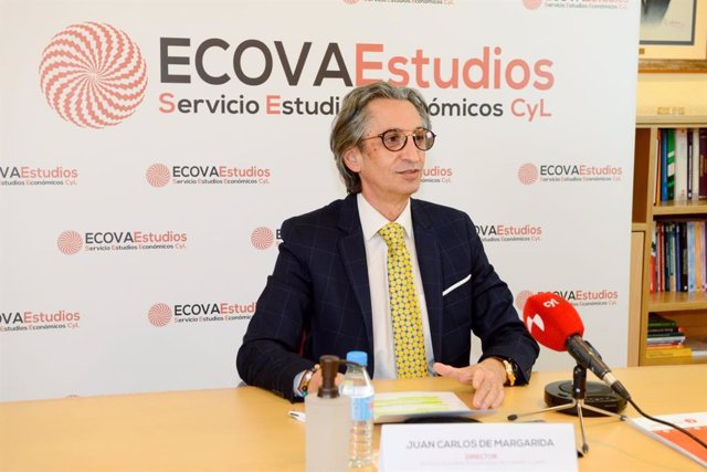 El director de ECOVAEstudios, Juan Carlos de Margarida, presenta el Observatorio de Economía Digital 2021 del Servicio de Estudios Económicos de CyL.