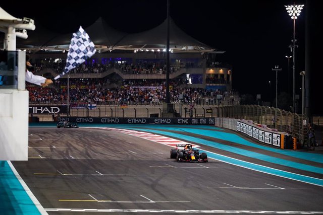 Archivo - El neerlandés vence en Yas Marina para hacerse con el Mundial de Fórmula 1 2021.