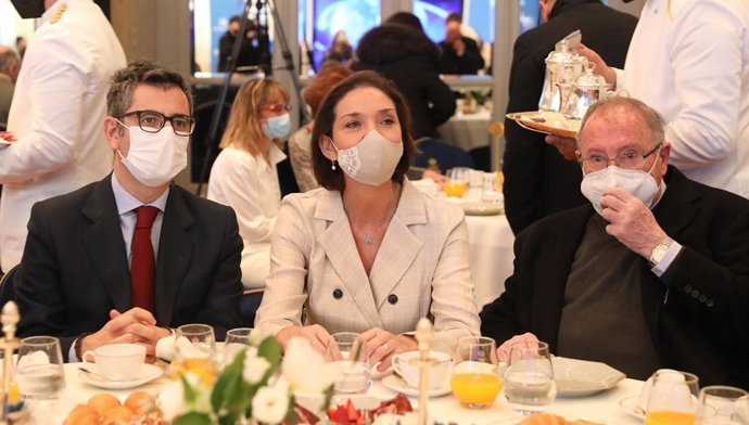 El ministro de la Presidencia, Relaciones con las Cortes y Memoria Democrática, Félix Bolaños (i), y la ministra de Industria, Comercio y Turismo, Reyes Maroto, en un desayuno organizado por Nueva Economía Fórum, en el Hotel Mandarin Oriental Ritz, a 17