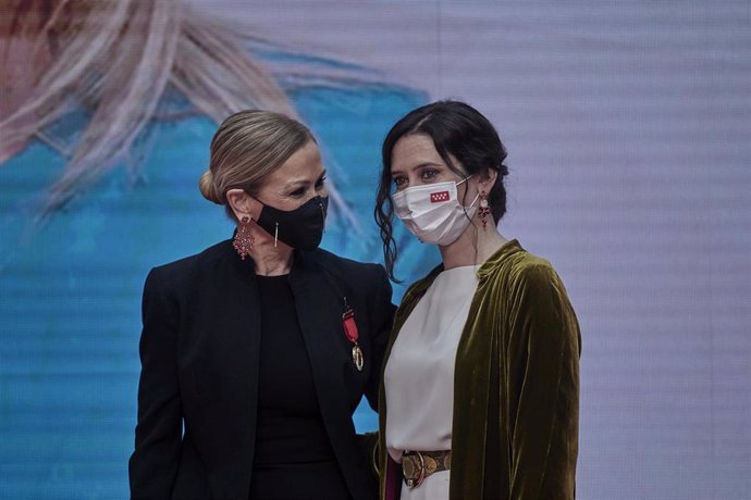 Archivo - La expresidenta de la Comunidad de Madrid Cristina Cifuentes (i), y la presidenta actual y candidata a la reelección, Isabel Díaz Ayuso (d), en la ceremonia de imposición de Medallas de la Comunidad de Madrid, a 2 de mayo de 2021, en Madrid (E