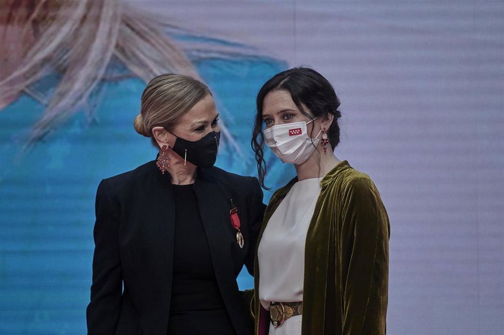 Archivo - La expresidenta de la Comunidad de Madrid Cristina Cifuentes (i), y la presidenta actual y candidata a la reelección, Isabel Díaz Ayuso (d), en la ceremonia de imposición de Medallas de la Comunidad de Madrid, a 2 de mayo de 2021, en Madrid (E