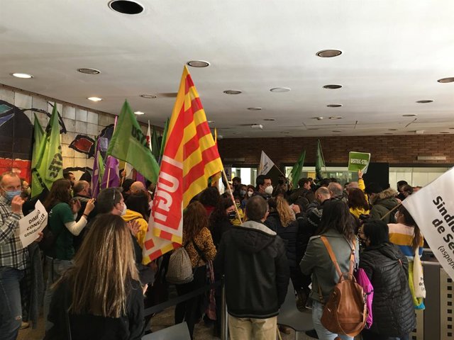 Sindicats educatius entren a la Conselleria i demanen la dimissió de Cambray per l'avançament del calendari