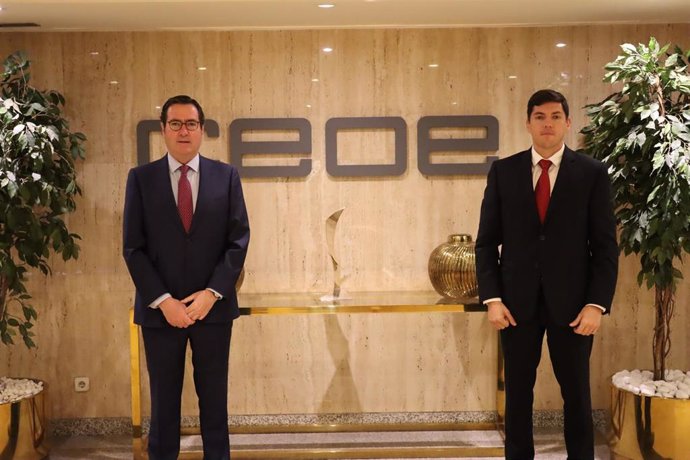 De izda a dcha: el presidente de la CEOE, Antonio Garamendi, y el director general de Merck en España, Miguel Fernández Alcalde