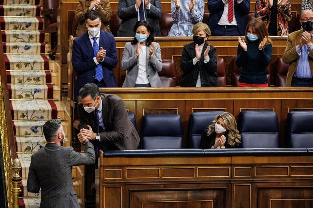 El presidente del Gobierno, Pedro Sánchez (d), saluda al diputado del PSOE, Felipe Sicilia , después de intervenir en una sesión plenaria en el Congreso de los Diputados, a 3 de febrero de 2022.