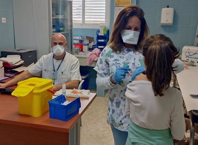 Vacunación pediátrica en el centro de salud de Arahal.