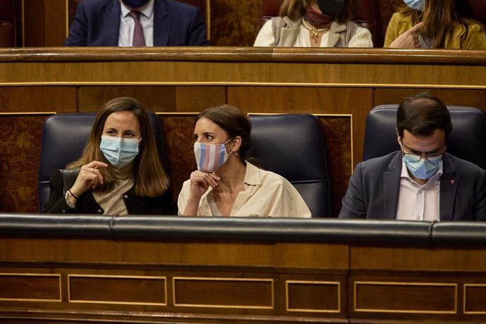(Fila abajo) La ministra de Derechos Sociales y Agenda 2030, Ione Belarra (i), y la ministra de Igualdad, Irene Montero (c), conversan en una sesión plenaria en el Congreso de los Diputados, a 15 de febrero de 2022, en Madrid (España). 