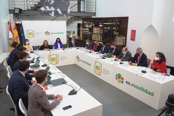 Mesa de Movilidad Rural, en el Centro de Emigración de Torrecilla, a 17 de febrero de 2022, en Torrecilla de Cameros, La Rioja (España).