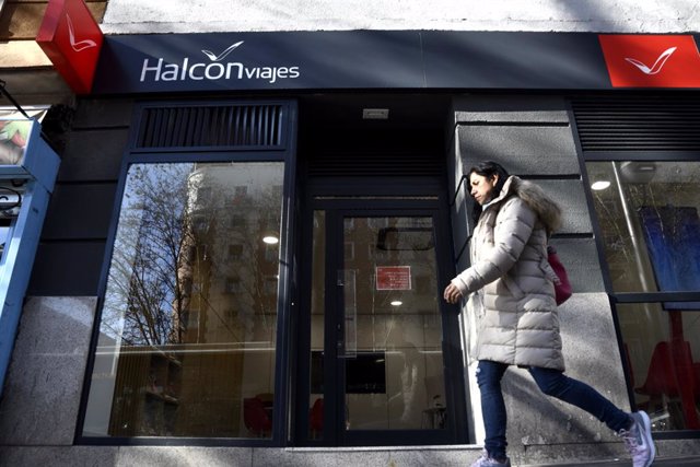 Archivo - Una mujer pasea por el exterior de una de las agencias de Halcón Viajes perteneciente al grupo Globalia, en Madrid (España), a 9 de enero de 2020.
